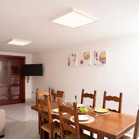 Casa Leo Nyaraló *